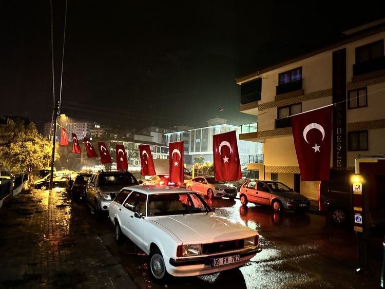 siyahsancakx's tweet photo. Bugün bir kez daha gördük ki;

Ayakta durmakta zorlanan evler, bu vatanı ayakta tutmaya devam ediyor. https://t.co/6XUxaPaIwa