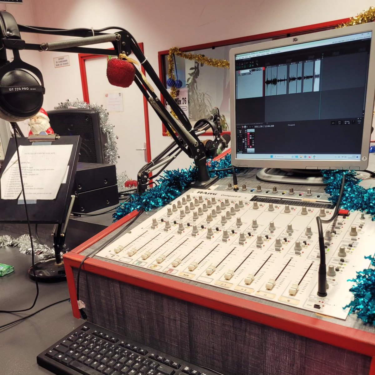 PeElevesRealite's tweet photo. Hier, nous avons enregistré notre propre petite émission de radio dans les locaux de @radio_rc2 dans le cadre d'un projet avec un animateur ! 
Les élèves étaient impressionnés dans le studio ... ils se sont mis à l'aise petit à petit et nous avons hâte d'entendre le résultat. https://t.co/SmXIKuH54C
