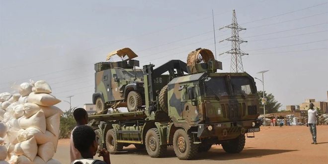 EurekaNews10's tweet photo. Tropas francesas se retiran por completo de Níger

El ejército nigeriano anunció la finalización de la retirada de las fuerzas francesas del país, poniendo fin a una presencia militar de diez años.

France Presse informó que el último grupo de soldados franceses partió en dos aviones militares fuera de Níger, sin especificar su nuevo destino.

 “La fecha de hoy representa el final del proceso de retirada de las fuerzas francesas en la región del Sahel”,
 dijo el teniente Salim Ibrahim durante una ceremonia celebrada con esta ocasión en la base aérea de Niamey.