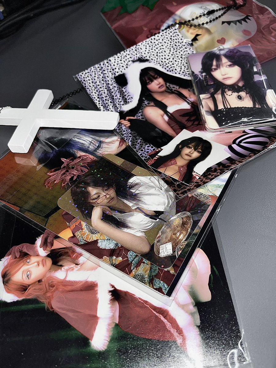 jjeolti's tweet photo. ༼;´༎ຶ ۝ ༎ຶ༽  ⩊♡♥♥️🖤
 12/23 록킹퀸 (ROCKINGQUEEN)을 다녀오다 . . .⁂ 
 그리고 피 사장님들 (@kisinxxx @Bloodsonyeon) 팬아트 . .👽🥀🐼 https://t.co/Zg4YCEggxR