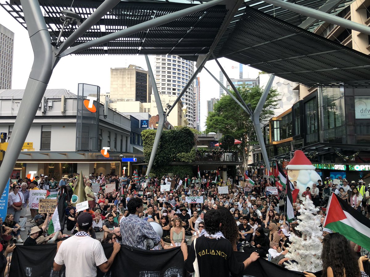 jamal_nabulsi's tweet image. Magan-djin/Brisbane now. We’ve taken the central square, the very heart of the city, demanding an immediate ceasefire and an end to Israel’s colonisation of Palestine.