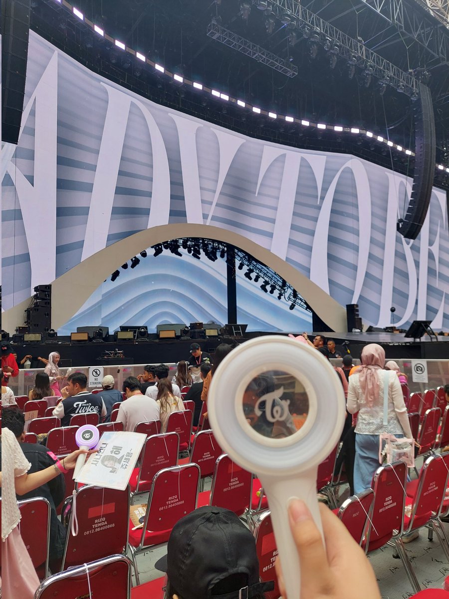 Nayeonranng's tweet photo. Im gonna cry 😭😭😭😭
View from my seat deket oii😭😭

#PesonaTWICEdiJKT 
#TWICE_5TH_WORLD_TOUR_IN_JAKARTA #READYTOBE_IN_JKT #READYTOBE_IN_JAKARTA https://t.co/NoMLrReU5m