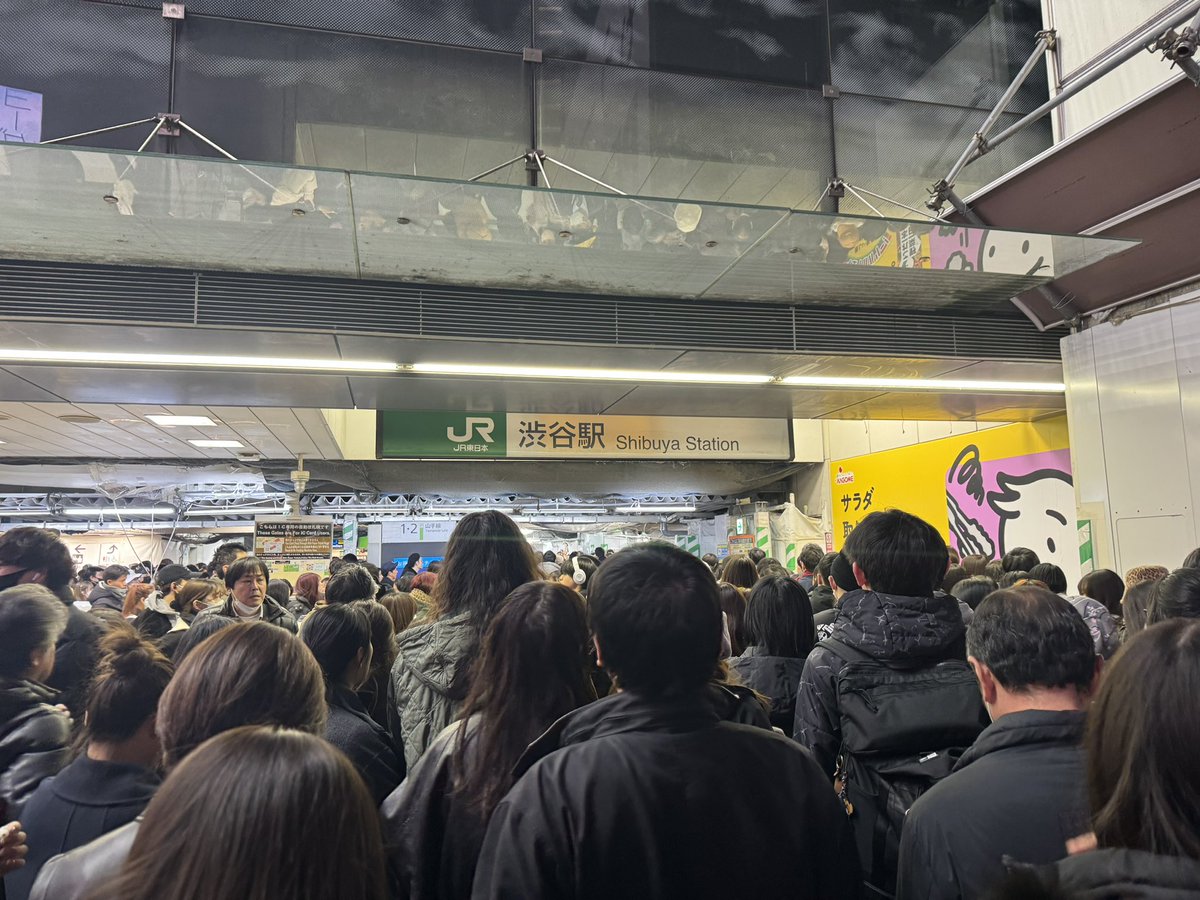 chopper_8500kei's tweet photo. JR渋谷駅ハチ公口、入場制限が掛かっていて、全く人が動けなくなっていました。
これから渋谷駅使う人は迂回した方が良いかと思います。 https://t.co/B2tSIA3Xyg