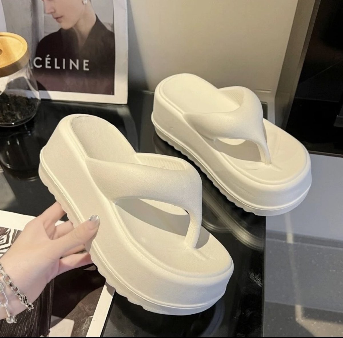 kkmxn's tweet photo. รองเท้าแตะเสริมส้น7cm.  น่ารักมากกกเหมาะกันสาวตัวเล็กๆอย่างเพิ่มส่วนสูง ราคาดีรองเท้าเบาไม่หนัก👍🏻✨
#แปะพิกัด #ป้ายยา #รองเท้าแตะ #รองเท้าเสริมส้น #ช้อปปี้ถูกชัว��์ 

📌 https://t.co/mbWxWSGUtz https://t.co/ts5ZtR2X7e