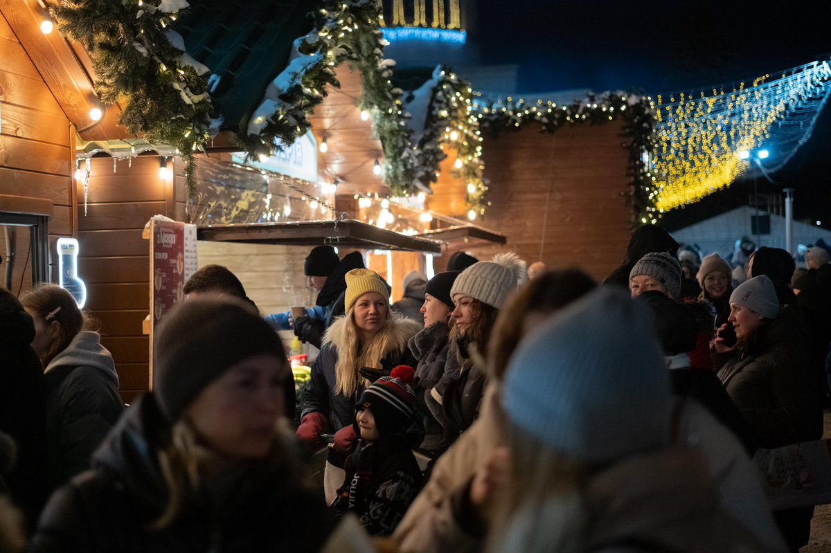 Lights in darkness in #Ukraine️ For the @globeandmail with @markmackinnon Amid russian invasion, Ukrainians observe their second wartime Christmas on Dec.25, the first such holiday since churches changed the date to set themselves further apart from moscow