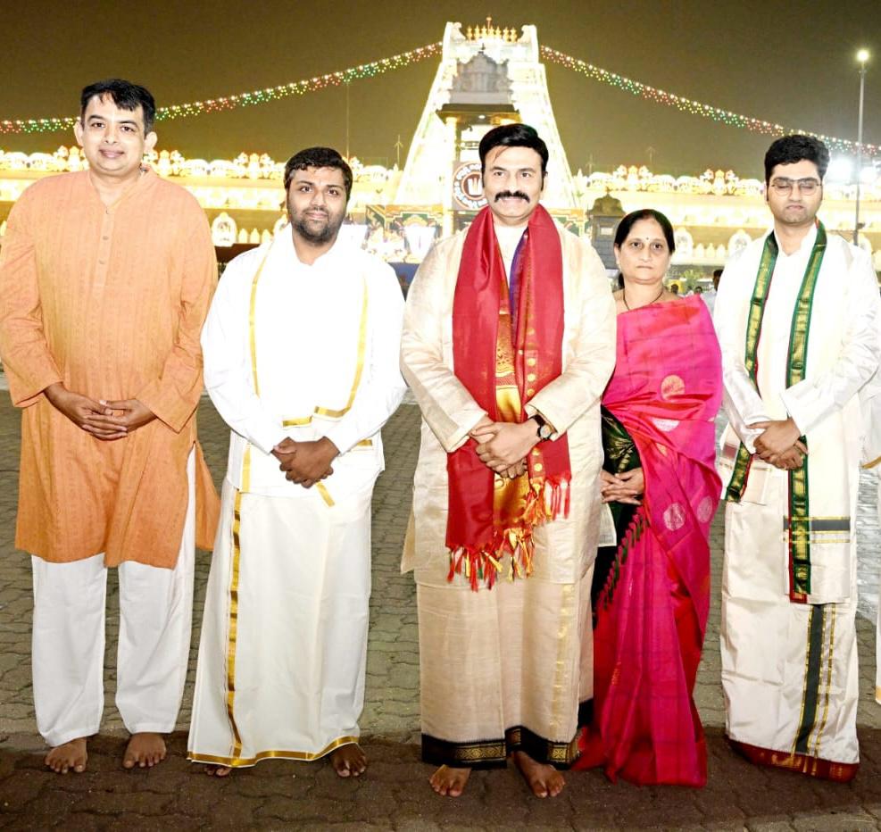 NALLARIAMAR's tweet photo. ఈ రోజు ఉదయం పార్లమెంట్ సభ్యుడు శ్రీ రఘురామ కృష్ణంరాజు గారు ,వారి సతీమణి మరియు నా ప్రాణ స్నేహితుడు అయినటువంటి భరత్ తో కలిసి వైకుంఠ ఏకాదశి పర్వదినాన కలియుగ శ్రీ వెంకటేశ్వర స్వామి వారిని దర్శించుకోవడం జరిగింది.
@JaiTDP 
@Nallarikishore 
@RaghuRaju_MP https://t.co/X768Iquf8t