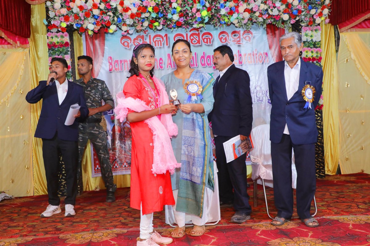 deepalidas95's tweet photo. I had the pleasure of attending the annual function at Samasingha High School, Kolabira Block. The cultural program showcased by the students was truly remarkable. I wish these talented children a bright and prosperous future.
#jharsuguda
#barnali https://t.co/AXnJTmlwWP