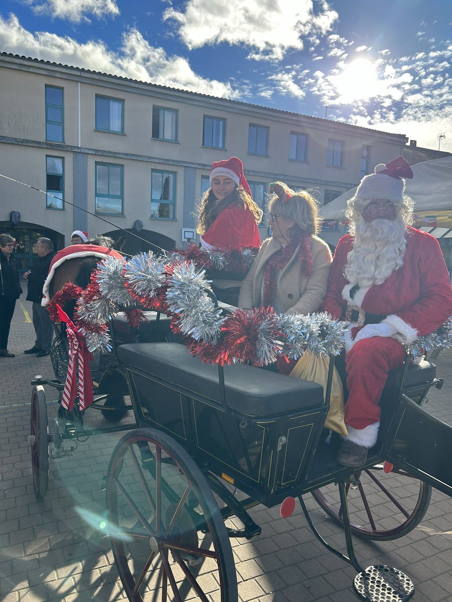 Maintenonecole's tweet photo. Mais quelle journée ! Merci à l’équipe éducative, aux parents d’élèves pour leur surprise ! Des rencontres, partages BELLE FÊTE de la Nativité à chacun et chacune ! https://t.co/26aKqTc3jQ