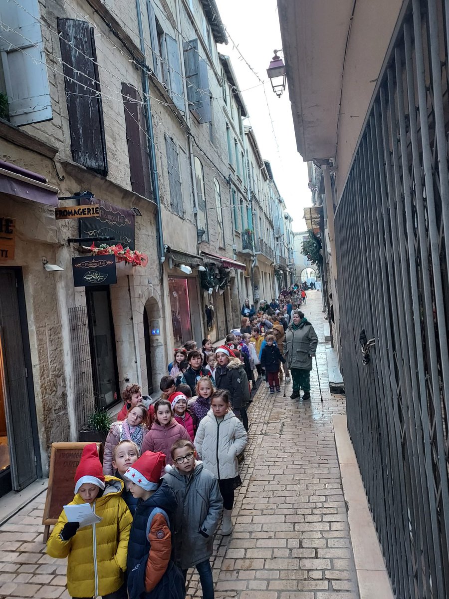 Maintenonecole's tweet photo. Mais quelle journée ! Merci à l’équipe éducative, aux parents d’élèves pour leur surprise ! Des rencontres, partages BELLE FÊTE de la Nativité à chacun et chacune ! https://t.co/26aKqTc3jQ