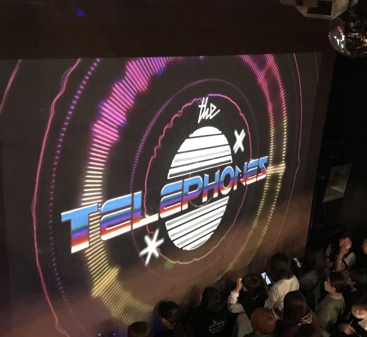 yk_0208's tweet photo. 去年？今年？のは行けず3年振りのSUPER DISCO HITS⁉︎
3人になった彼らを見るのは複雑な気持ちとある意味新たな気持ちと
この時期ならではのHeigh-Hoを期待して
2023年ライブ納めに新生telephonesとDISCOの向こう側へ
#thetelephones #SDH14 https://t.co/TfG9jG1Pte
