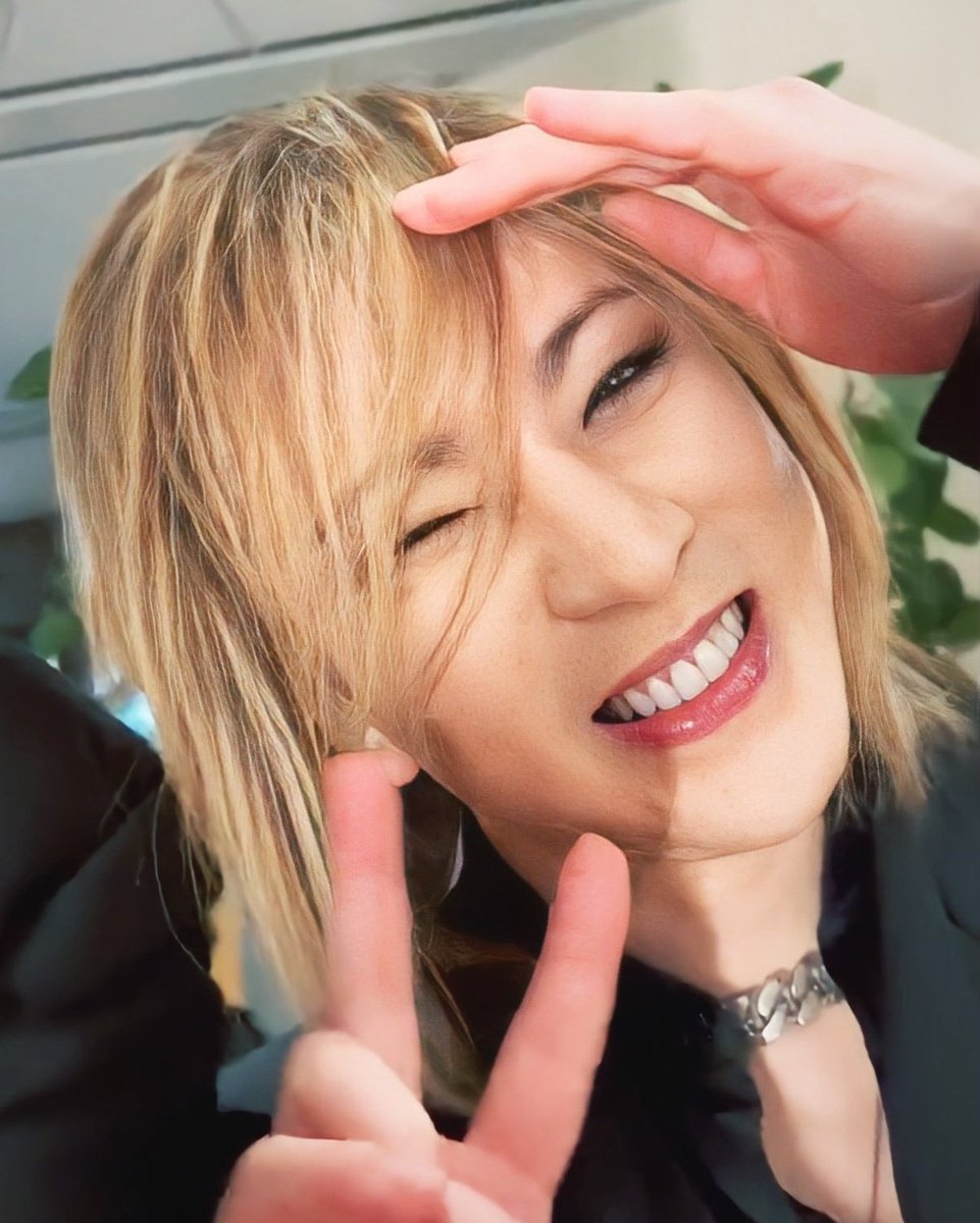 manami72477740's tweet image. 🌹12月23日🌹
いつもありがとうございます

#BELLAMagazine の表紙に登場したクールなYoshikiさん💗
『ﾌｧｯｼｮﾝ、アート、ｶﾙﾁｬｰの唯一無二の先見の明を持つ』って紹介されていましたね✨

でも、お茶目なよっちゃんもまた
💖です。

🎄🎅はLAかな

#TeamYoshiki
 💜sot.ag/m2P0Z💜