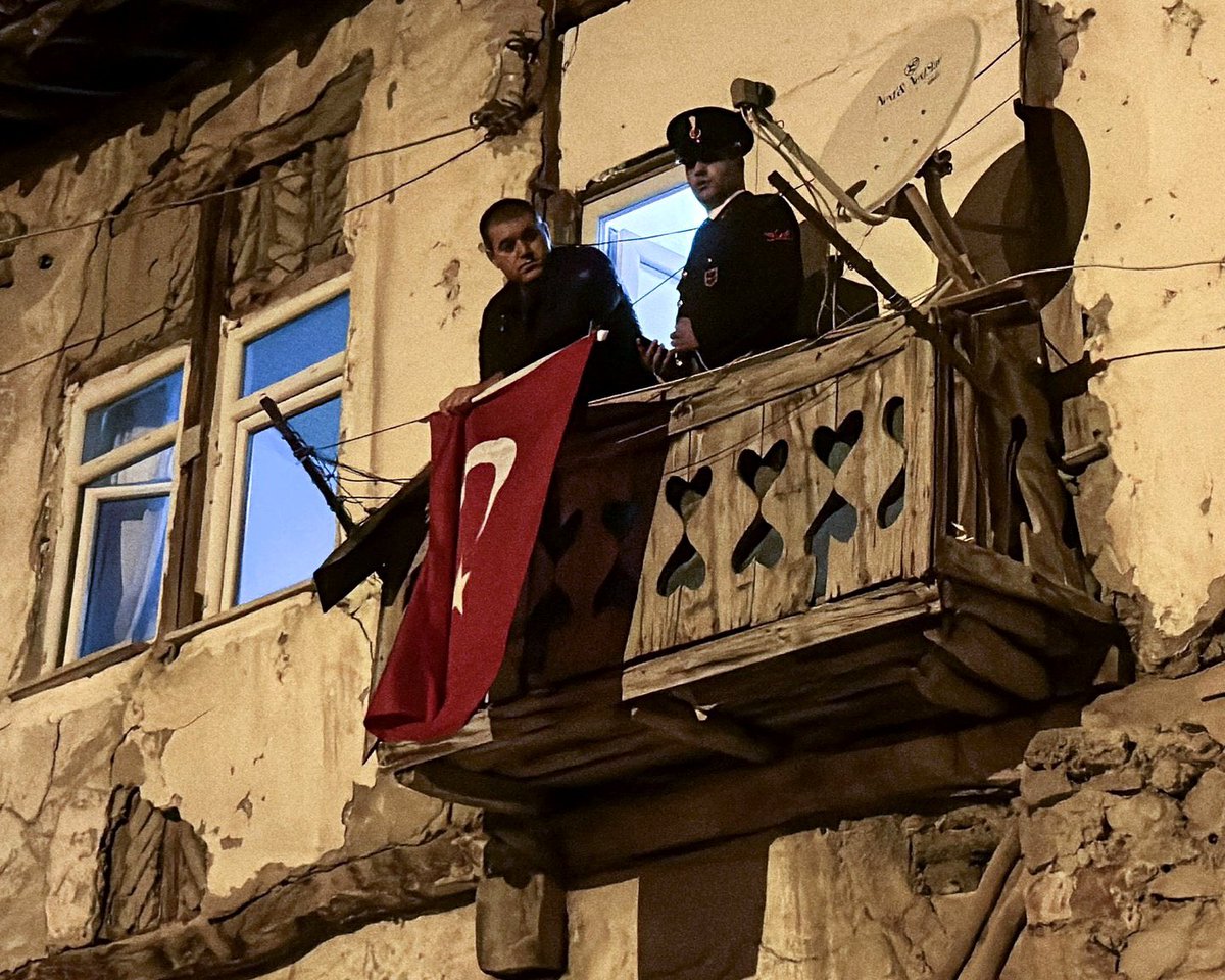 Bazı şeyler değişmez. Kedilerin huyu mesela, denizin tuzu ve şehrin gürültüsü. Siyaset ve siyasetçi asla değişmez, bebek kokusu da öyle. Dünyanın her yerinde aynı kokar hastaneler. Yağmur değişmez, rüzgâr değişmez. Bir de bu vatan için toprağa düşenlerin sınıfı... Asla değişmez.