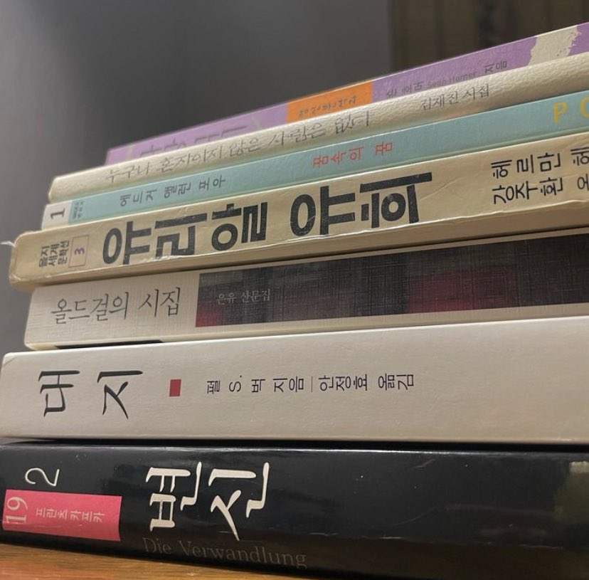 soliloku's tweet photo. Gemes. Gemes. Gemes. Feeds ig-nya selalu post buku terus digaris-garis tempel sticky tabs juga. 😭💕 https://t.co/qISoa88qvv