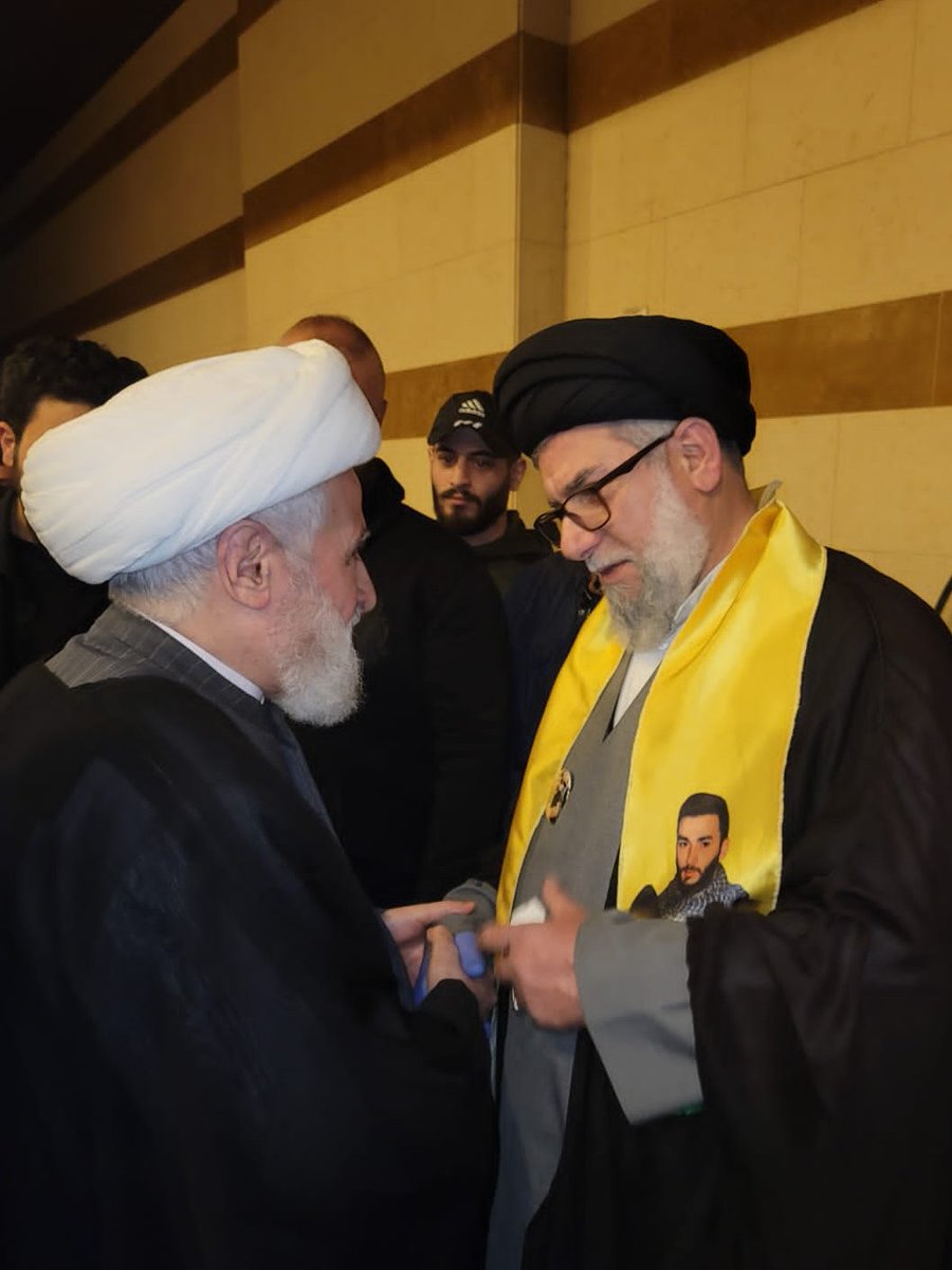 shnaimkassem's tweet photo. زار نائب الأمين العام لحزب الله سماحة الشيخ نعيم قاسم روضة الحوراء زينب (ع) في 21-12-2023م وقدَّم واجب العزاء بالشهيد المجاهد السيد محمد حسن جعفر مكي نجل عضو هيئة علماء بيروت سماحة السيد جعفر مكي والتقى العائلة عند ضريح الشهيد وكان لسماحته كلمة أكد فيها على المضي في مسيرة الجهاد في المقاومة الإسلامية في الدفاع عن لبنان الوطن في مواجهة العدوان الإسرائيلي الوحشي والتنبه لمكائد العدو وغدره .
وثمَّن سماحته تضحيات عائلة الشهيد وأثنى على صبرهم وصلابة موقفهم واعتزازهم بمقام الشهادة رغم ألم فقد عزيزهم، كما أشاد بموقف بيئة المقاومة الشريفة الحاضنة والمضحية ووعيها بطبيعة الصراع مع العدو الصهيوني ووجود مخاطره على أمن بلدنا واستقراره، كما أكد على أهمية ما يسطره المجاهدون من بطولات وتضحيات ليفهم العدو أنَّنا حاضرون بكل جاهزيتنا لمواجهة مخططاته وكل ما يفكر به اتجاه بلدنا واصرارنا على حفظ بلدنا وفرض المعادلات التي يذعن العدو لها وعدم تجاوزها، وعلى مساندة أخواننا في غزة المقاومة التي أذلت جبروت العدو رغم الدعم الهائل من قبل الغرب المستكبر وعلى رأسه إدارة الشر في البيت الأبيض.
وختم سماحته بأنَّنا نقوم بأداء تكليفنا الديني والوطني وسيكون النصر لنا في نهاية المطاف إن شاء الله لأننا أصحاب حق، وسنواصل المسيرة من أجل حفظ بلدنا وشعبنا وأمتنا.
كما التقى سماحته بعددٍ من عوائل الشهداء المتواجدين عند أضرحة أبنائهم حيث بارك لهم هذا الوسام الإلهي وثمَّن تضحياتهم وصلابة مواقفهم. وأكَّد أنَّ مواقف عوائل الشهداء أحد أهم عوامل الانتصار.