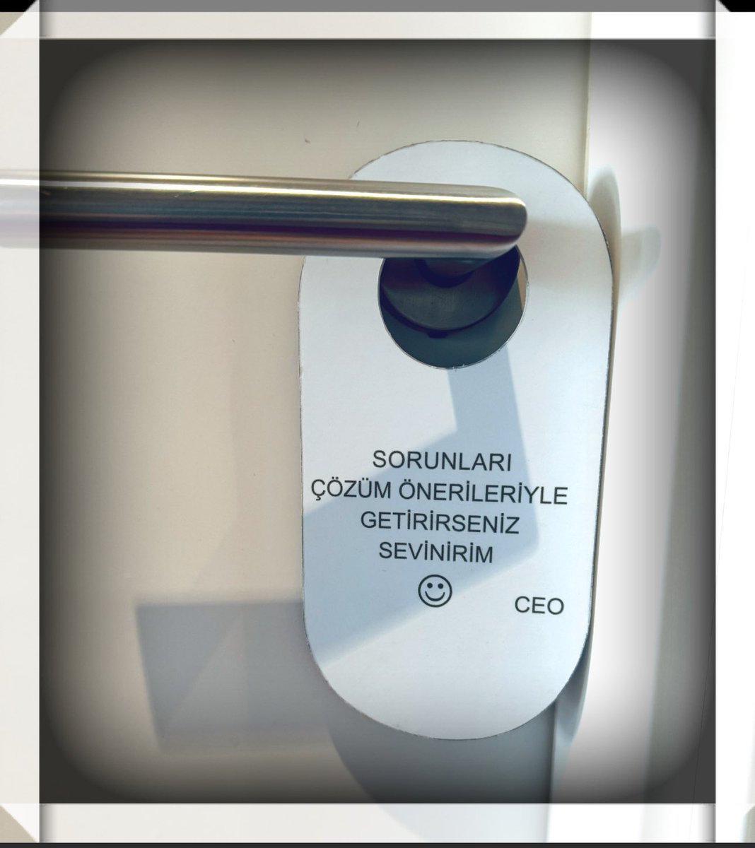 Bu kart 25 yıl kapımda asılıydı.
Çünkü üzerinde  detaylı düşünülen, objektif şekilde tartışılan, nasıl bir yol buluruz diye birlikte akıl yürütülen her sorun  kesinlikle çözülmeye mahkumdur.