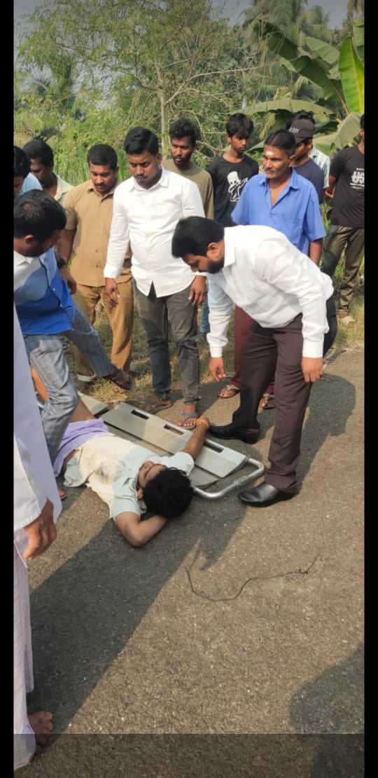 kukatpallyPY's tweet photo. ప్రభాస్ వీరాభిమాని సలార్ సినిమా చూస్తూ వస్తుండగా అపశృతి పశ్చిమగోదావరి జిల్లా తణుకు నియోజకవర్గం గోటేరు గ్రామానికి చెందిన జంపన నిఖిల్ వర్మ (19 ఇంజనీరింగ్ విద్యార్థి)బైక్ యాక్సిడెంట్ లో మృతి చెందటం చాలా బాధాకరం😭
RIP.... 
#salaar https://t.co/uNOsfrNSRS