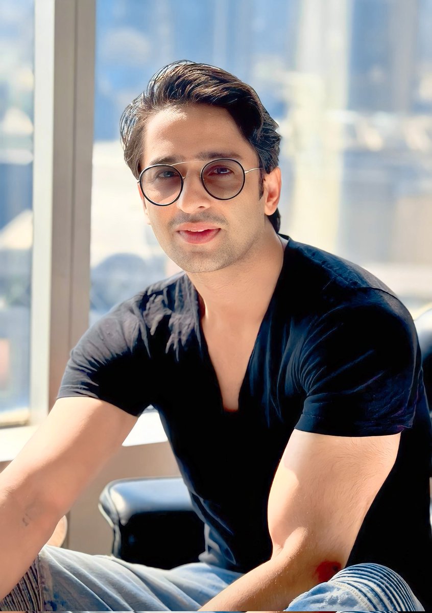Shaheerparadise's tweet photo. He is so pretty o my god 😍😩 Shaheer's current styling actually deserves a raise.. Man looks so gorgeous all the time 🔥 Seems like travelling mode is on again 😌

#ShaheerSheikh #Birdies https://t.co/Mi6cUvAYdH