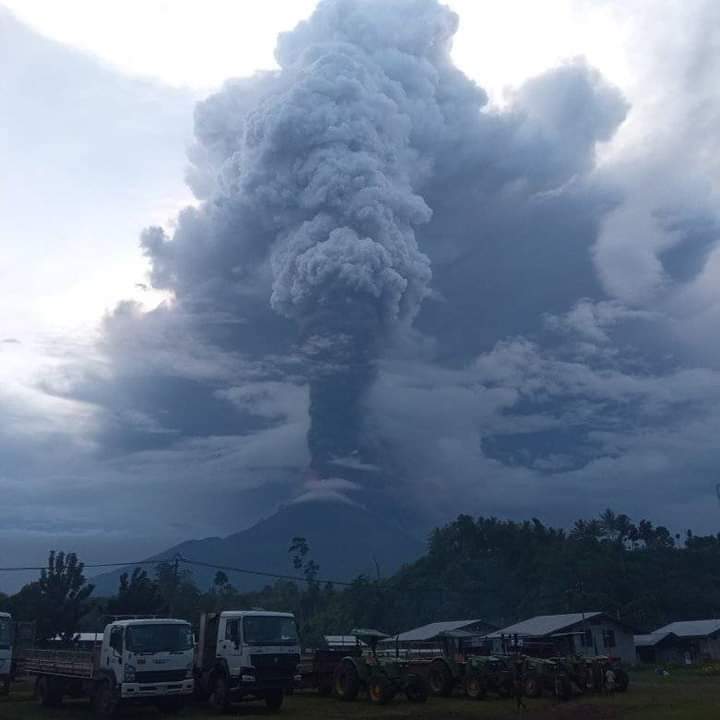 fear_wisdom's tweet photo. #VolcanoEruptions_Alert.More volcano Eruptions are coming.I saw smoke coming out of the ground in Two different places. #MoreVolcanoes #ManyVolcanoesEruptions #Prophecy_Alerts https://t.co/KrMlIFfvl5