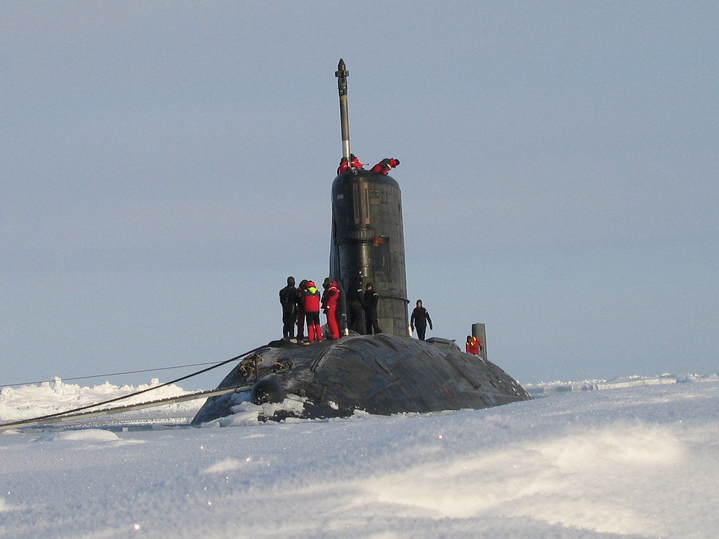 #OnThisDay 20 years ago in 2004 @RoyalNavy and @USNavy submarines HMS TIRELESS & USS Hampton surfaced together at the North Pole following combined operations beneath the polar ice cap.