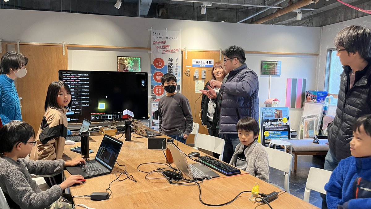 Tebasaki_lab's tweet image. 今日は #CoderDojo久留米 に参加してきました!
マイクラやscratchが人気。自分も30分でライツアウトというゲームを真似して作ってみて発表しました。あとハックツハッカソンのアプリも。
差し入れのお菓子もたくさん食べてもらえて良かった!