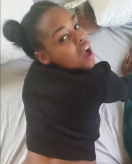 Cuando todos se van a comprar las cosas para la cena de Navidad y me dejan con mi prima