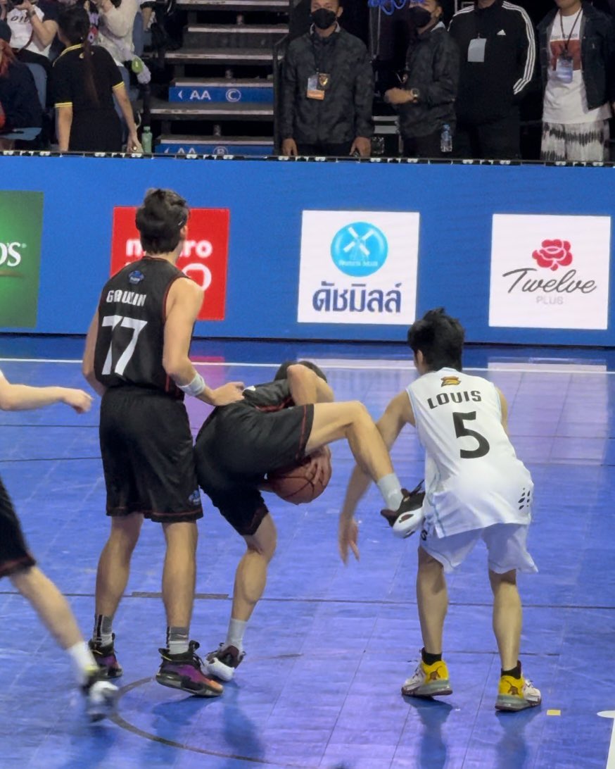 cakebbp's tweet image. โมเม้นนีโอหลุยส์วันนี้…เท้ายันกันค่ะ
(นีโอไม่ตั้งใจ เพิ่งรู้ตัว😂)

#neo_neos #louis_thanawin 
#GMMTVStarlympic