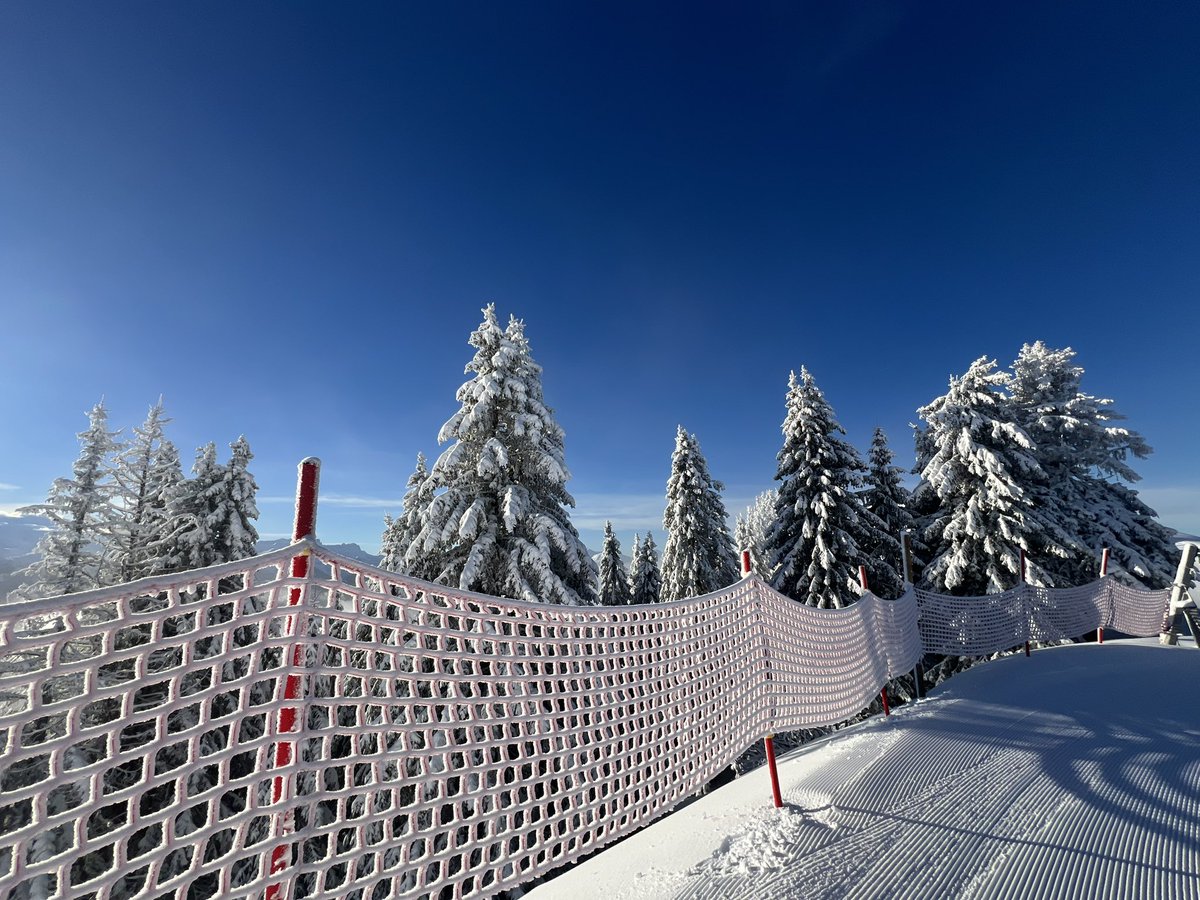 RushAdventures's tweet photo. Opening day in Les Gets and it is SWEET! Thanks to all the groomers and mountain staff for doing such an amazing job. Time to ski and snowboard into 2024 #lovelesgets #lesgetsofficiel #skiing #snowboarding #morzinesourcemagazine #christmas https://t.co/puVNgwAKMY