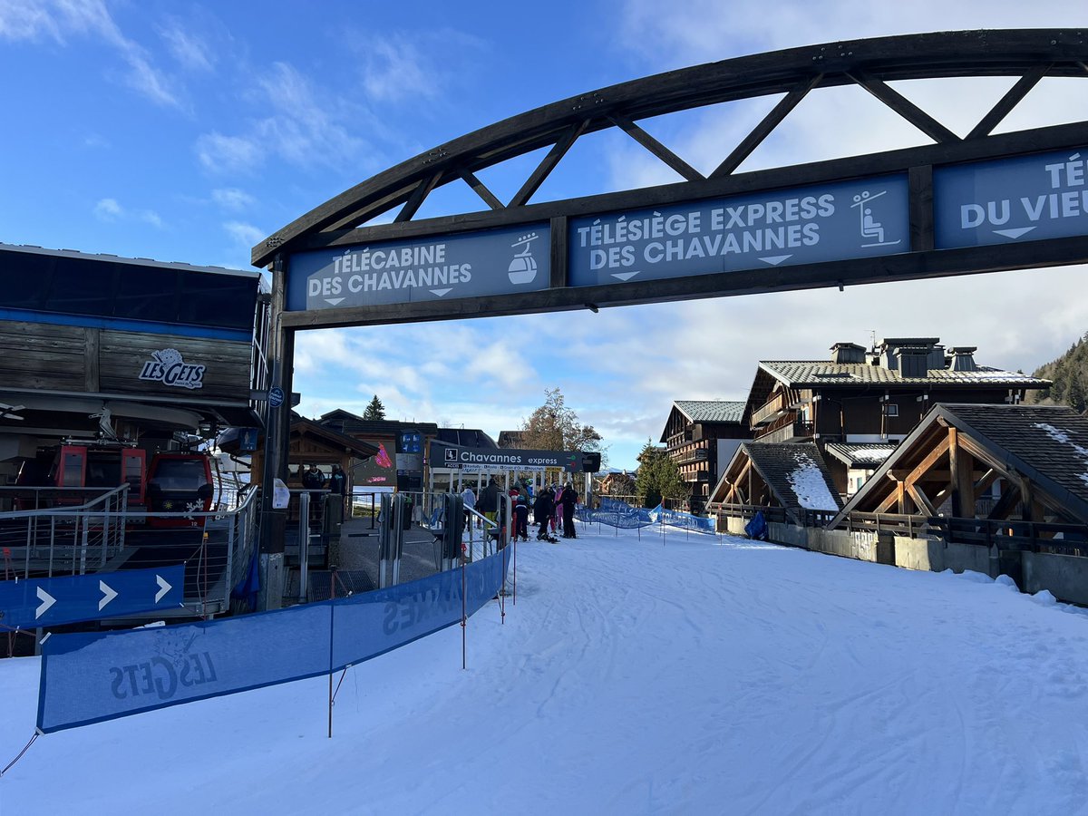 RushAdventures's tweet photo. Opening day in Les Gets and it is SWEET! Thanks to all the groomers and mountain staff for doing such an amazing job. Time to ski and snowboard into 2024 #lovelesgets #lesgetsofficiel #skiing #snowboarding #morzinesourcemagazine #christmas https://t.co/puVNgwAKMY