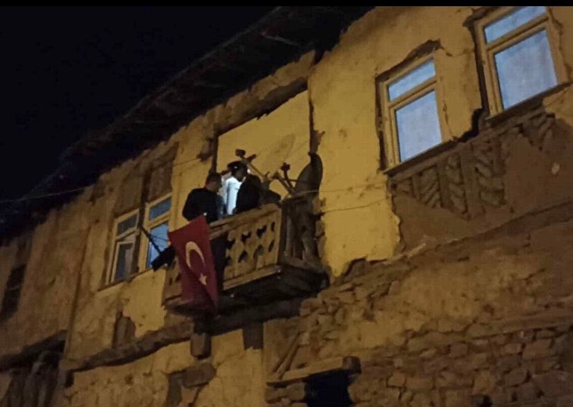 selmakryy's tweet photo. Mesut olup gülmeyi sök, çıkar hatırından. Belki öldükten sonra bir parça güleceksin. https://t.co/2oMpxq3rNo