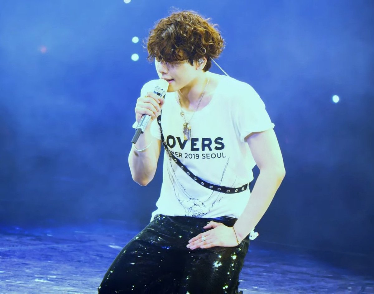 팬들 앞에서 무릎 꿇는 아저씨 볼때마다 기분 이상함.. 
그 사랑을 감히 헤아릴수가없어서.. 그냥 가슴만 좃내 퍽.퍽치게됨 씨바..