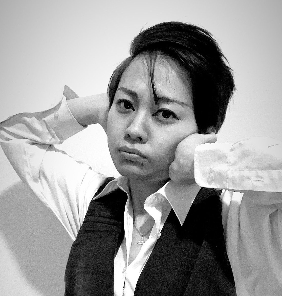 midon_HAMAZUSHI's tweet photo. 1枚目を真似したくて深夜に撮ったけどなかなかズボンでは上手くいかなくて、でも勿体ないから記念に続きメイクしたら10分後に4枚目に終着点✈️
#髪の毛黒くなってるのは
#加工アプリ使用 
#スボン膝汚れてんぞ
#DMRevolution 
#みど迫博之
#またリベンジします https://t.co/WvU1AkLbsl