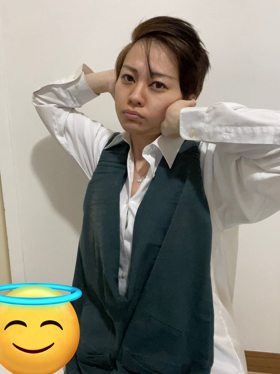 midon_HAMAZUSHI's tweet photo. 1枚目を真似したくて深夜に撮ったけどなかなかズボンでは上手くいかなくて、でも勿体ないから記念に続きメイクしたら10分後に4枚目に終着点✈️
#髪の毛黒くなってるのは
#加工アプリ使用 
#スボン膝汚れてんぞ
#DMRevolution 
#みど迫博之
#またリベンジします https://t.co/WvU1AkLbsl
