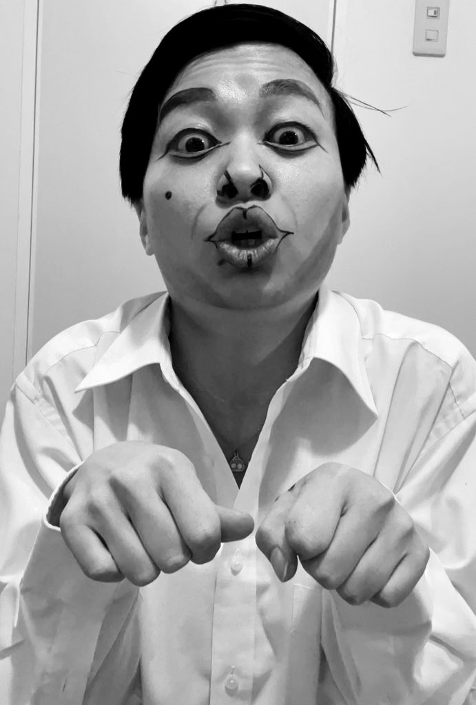 midon_HAMAZUSHI's tweet photo. 1枚目を真似したくて深夜に撮ったけどなかなかズボンでは上手くいかなくて、でも勿体ないから記念に続きメイクしたら10分後に4枚目に終着点✈️
#髪の毛黒くなってるのは
#加工アプリ使用 
#スボン膝汚れてんぞ
#DMRevolution 
#みど迫博之
#またリベンジします https://t.co/WvU1AkLbsl