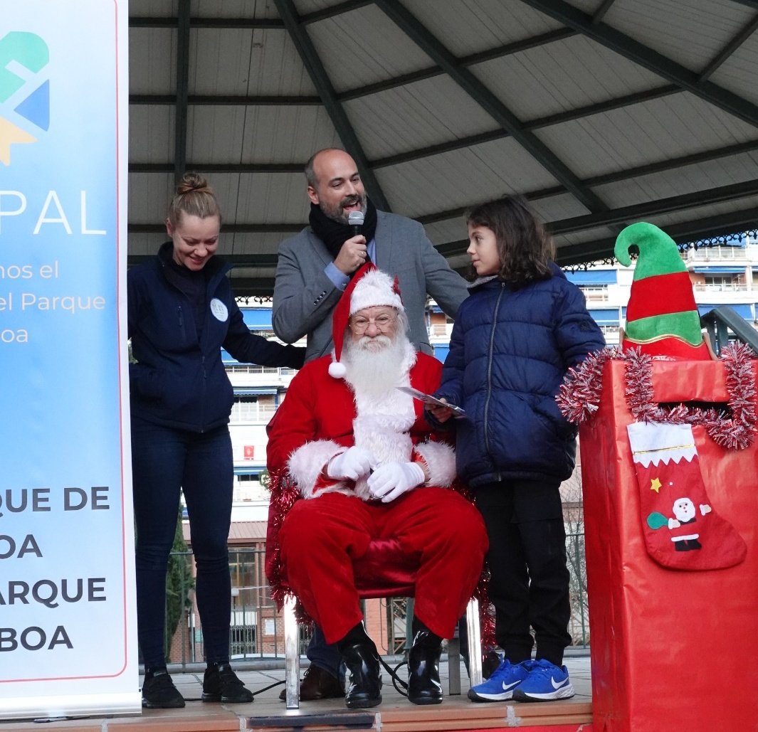 alcaerelsol's tweet photo. Gracias a la nueva asociación #Acopal de Parque de Lisboa por contar conmigo para presentar un evento entrañable con el mismísimo Papá Noel. Gracias también al @ImepeAlcorcon y @CCarreteroR por apoyar este sorteo de más de treinta regalos maravillosos. https://t.co/uaExjNSvik
