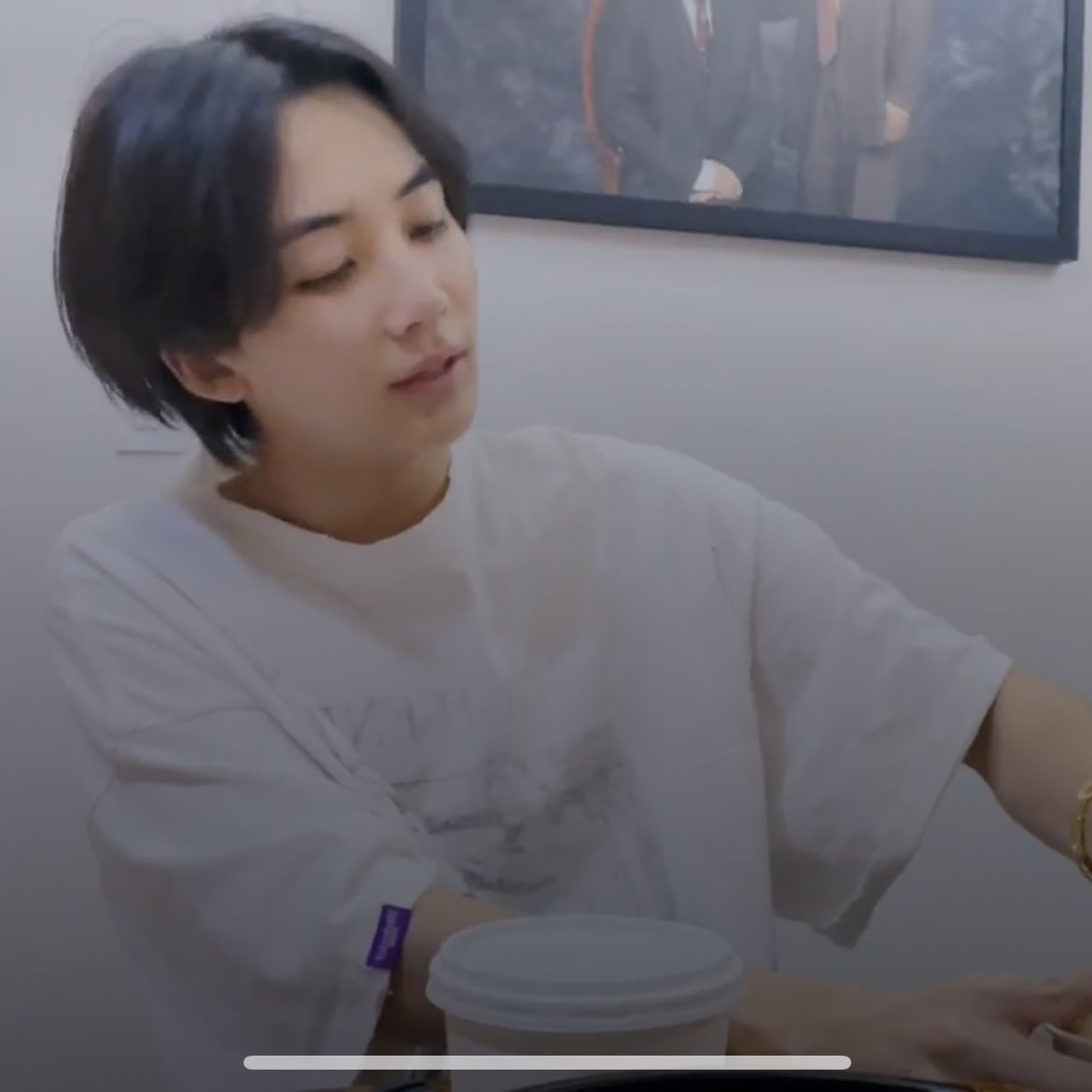 jeonghan hello! 🤍👋🏼

he’s live! 
weverse.io/seventeen/live…
