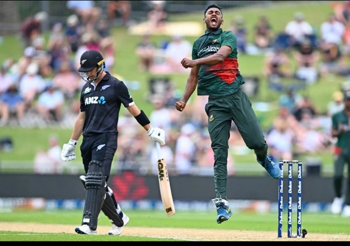 Biggest win against New Zealand in ODIs (by balls remaining):

209 - Bangladesh🇧🇩 in 2023
206 - Pakistan🇵🇰 in 1990
200 - Australia🇦🇺 in 2003

Bangladesh inflicted the BIGGEST win by any team against New Zealand. That too on NZ soil.
#NZvsBAN