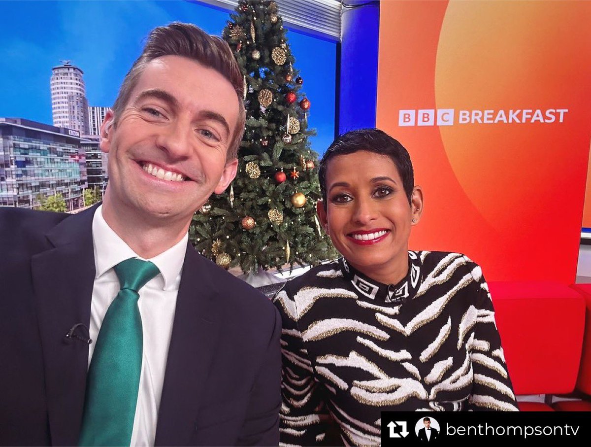 PorterPepperell's tweet photo. @benthompsontv looking festive in our Forest Green tie this morning 🎄

Repost from @benthompsontv
•
G’morning. 👋🏼 https://t.co/6YEGTEiBxT