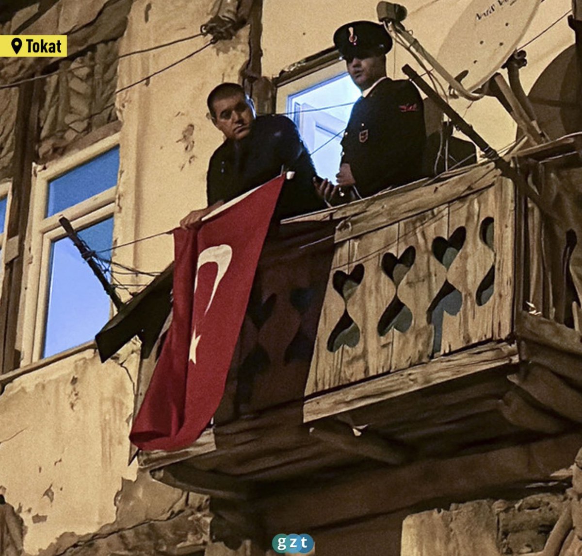 ruhurevanolmus's tweet photo. Ayakta durmakta zorlanan evler, bu vatanı ayakta tutmaya devam ediyor. https://t.co/TTF7WBf9Af