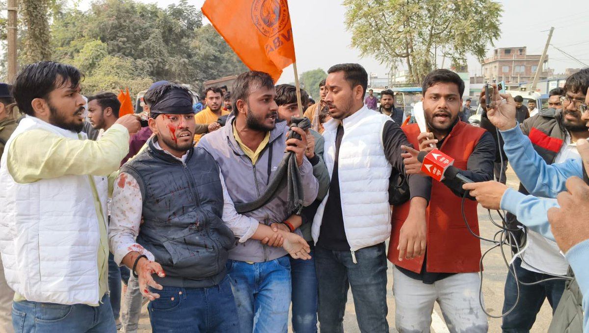 yagywalkya's tweet photo. बिहार की महागठबंधन सरकार शिक्षा की अपनी नाकामी को छिपाने का प्रयास कर रही है। जबकि विधार्थी परिषद के कार्यकर्ता शैक्षणिक बदलाव चाहते हैं, जिस प्रकार वीरकुंवर सिंह विश्वविद्यालय आरा के सीनेट की बैठक में "बिहार पुलिस" राजद के कार्यकर्ता के रूप में छात्र एवं छात्राओं पर बर्बरता पूर्वक लाठीचार्ज कर छात्राओं को लहू-लुहान,घायल करने का कृत्य अत्यंत ही दुर्भाग्यपूर्ण है।

बिहार पुलिस की जंगल राज्य की मानसिकता की सोच को दर्शाती है। आने वाले दिनों में परिषद के कार्यकर्ता एक-एक लाठी का जवाब सरकार को शैक्षणिक संघर्ष के माध्यम से देंगे।

#ABVP @Bihar_ABVP