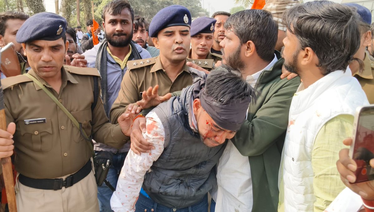yagywalkya's tweet photo. बिहार की महागठबंधन सरकार शिक्षा की अपनी नाकामी को छिपाने का प्रयास कर रही है। जबकि विधार्थी परिषद के कार्यकर्ता शैक्षणिक बदलाव चाहते हैं, जिस प्रकार वीरकुंवर सिंह विश्वविद्यालय आरा के सीनेट की बैठक में "बिहार पुलिस" राजद के कार्यकर्ता के रूप में छात्र एवं छात्राओं पर बर्बरता पूर्वक लाठीचार्ज कर छात्राओं को लहू-लुहान,घायल करने का कृत्य अत्यंत ही दुर्भाग्यपूर्ण है।

बिहार पुलिस की जंगल राज्य की मानसिकता की सोच को दर्शाती है। आने वाले दिनों में परिषद के कार्यकर्ता एक-एक लाठी का जवाब सरकार को शैक्षणिक संघर्ष के माध्यम से देंगे।

#ABVP @Bihar_ABVP