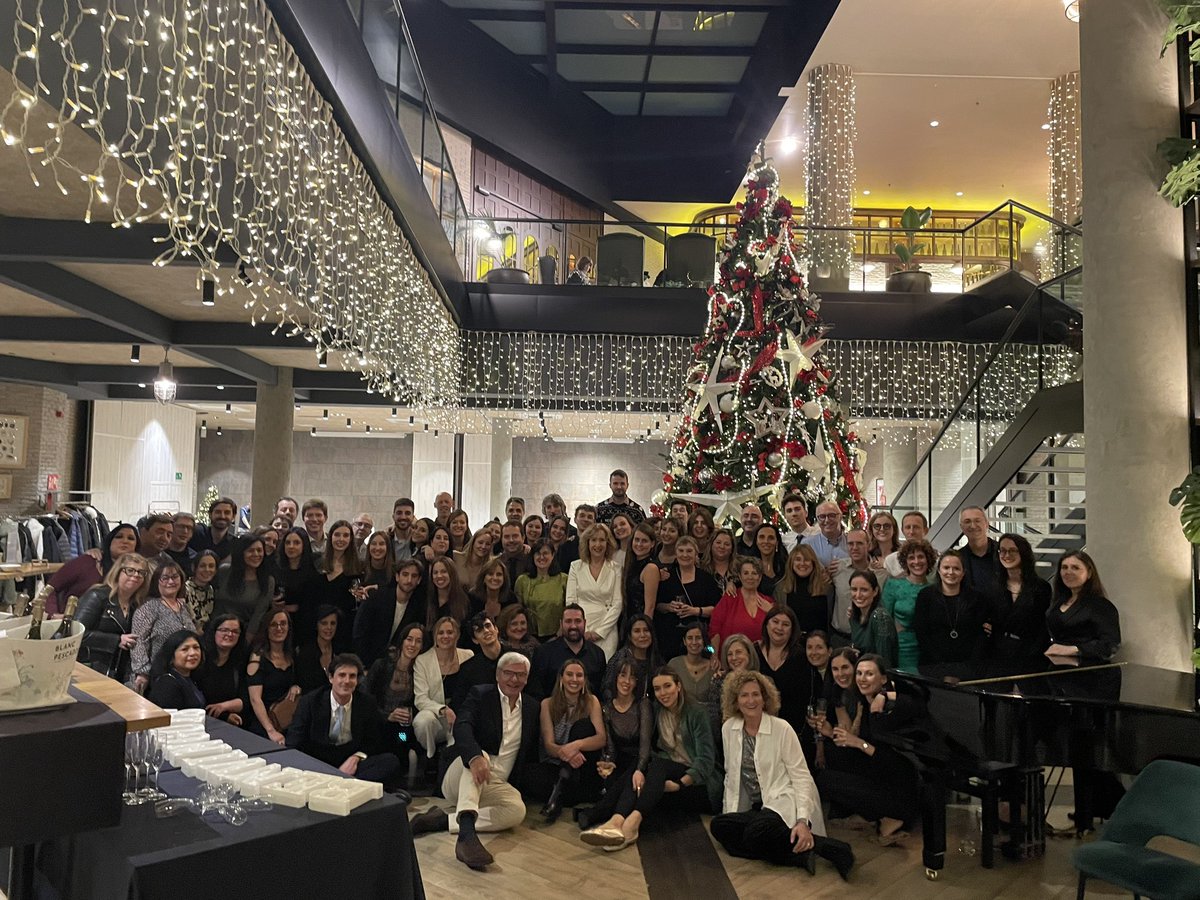 DrAlfredoAdan's tweet photo. Celebración de la Navidad del Instituto de Oftalmología @hospitalclinic. Una gran familia 🎄 https://t.co/TrZvdrfsb8