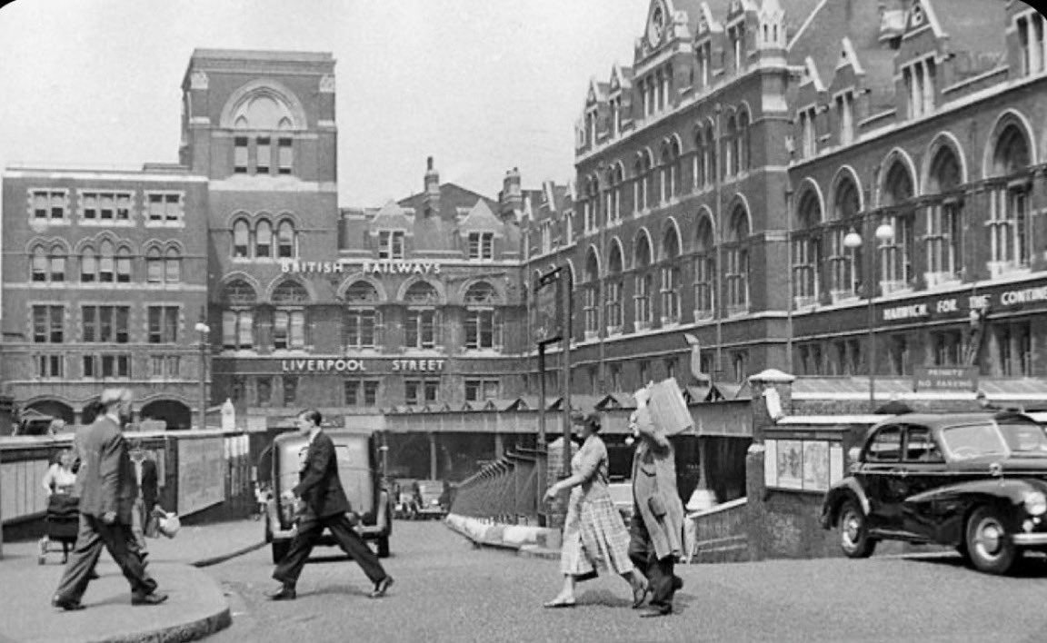 Liverpool Street Station C1953 - until then, British Railways had not existed and was only formed after nationalisation in 1948 - the name was changed again in 1965 to British Rail (and no doubt some PR company was paid a fortune to come up with that name…) #eastend #history