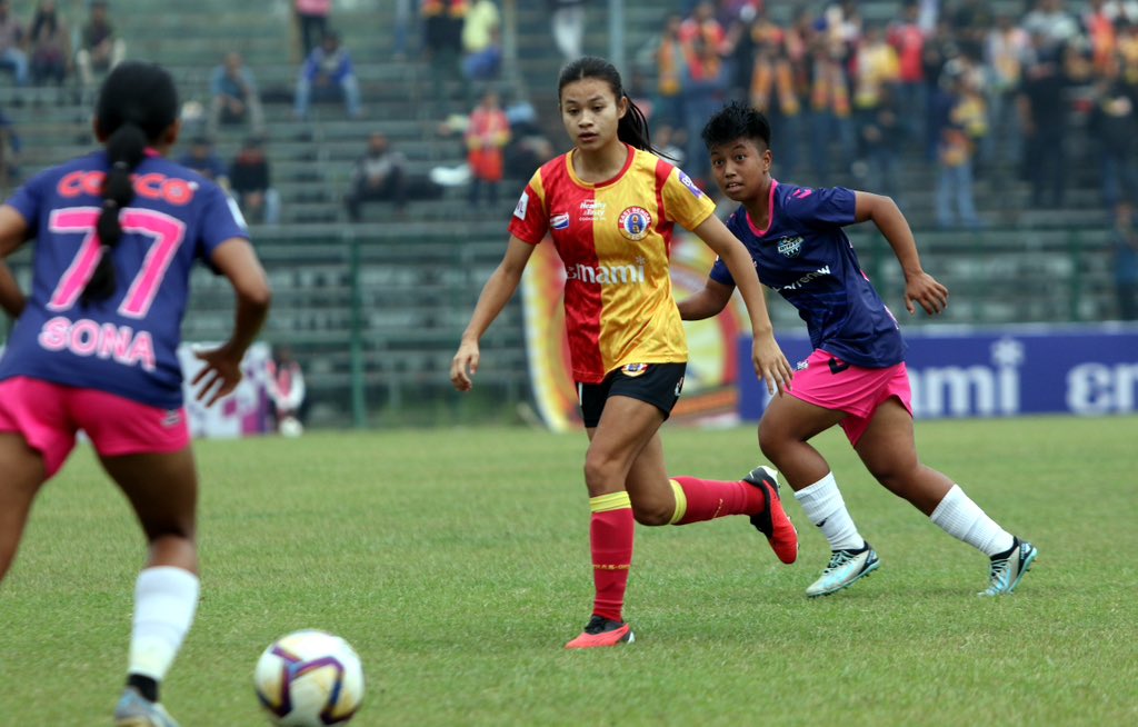 INDWomensLeague's tweet photo. HALF TIME ⏳

EB 0️⃣-1️⃣ SFC

Kajol's goal has given @SethuFCMadurai the edge at half-time! 🔥

#EBSFC ⚔️ #IWL 🏆 #ShePower 👧 #IndianFootball ⚽ https://t.co/gOaTYQYuxT