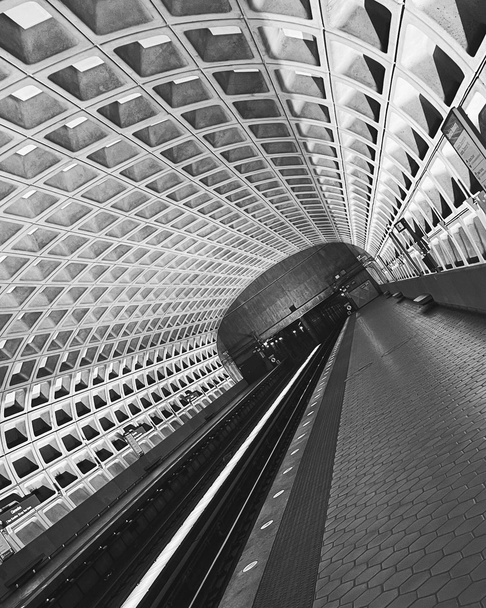 Cbrc92's tweet photo. Metro Arlington - clarendon https://t.co/4azmOq8e5W