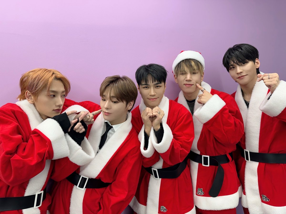 [#VANNER]

배너 산타 팬사인회에 두둥등장‼️
삐삐를 만난 건 배너에게 최고의 선물이에요🫶
우리 VVS 메리 크리스마스🎄

#배너
#2024SEASONSGREETINGS
#VANNER_HIGHSCHOOL