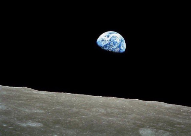 Alexny_85's tweet photo. ¡Y #TalDiaComoHoy de 1968, Bill Anders toma desde la órbita lunar del Apolo VIII esta maravillosa foto-“Earthrise”- una de las más famosas de todo el siglo XX!

¡¡Feliz Navidad!!🎄🎁 😘 https://t.co/Pkz4kdj1hn