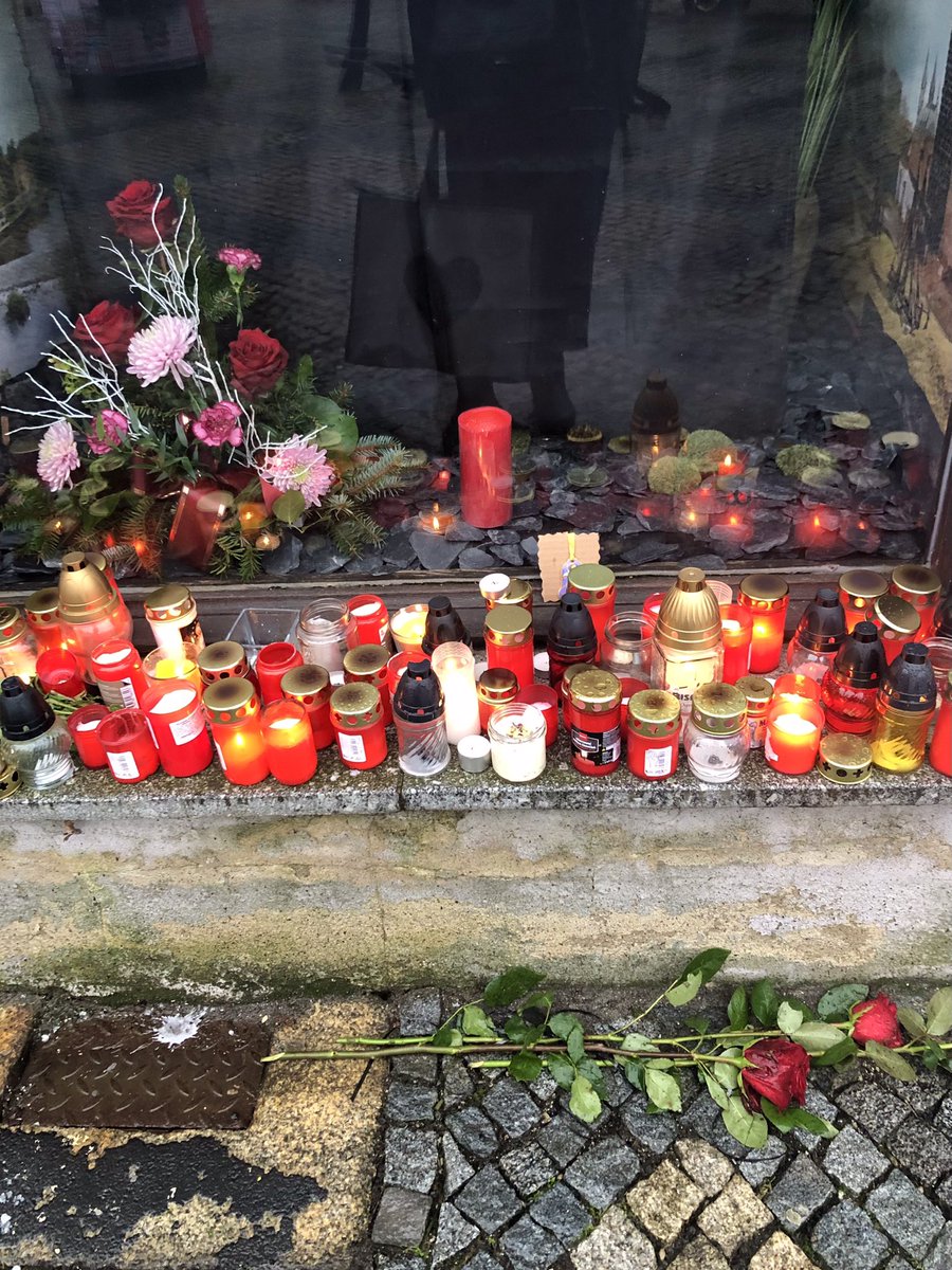 vendaSF's tweet photo. What’s happening?
Collective grief is happening. 🕯️💔😔🥀
#chebsko #pieta https://t.co/LpJMpwjDZC