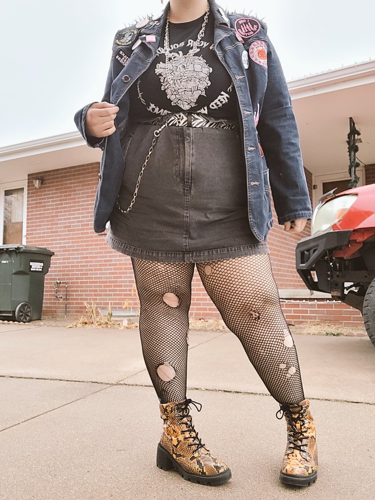 scootsthewizard's tweet photo. Went to therapy on Thursday wearing a #twocrowcollective shirt!
"Know your boundaries, keep your distance" https://t.co/QcaY013JLD