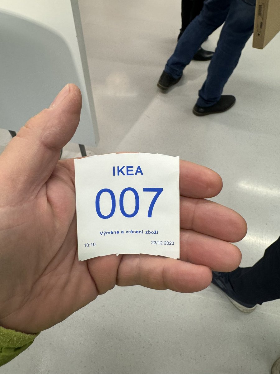 Abych pravdu napsal, "vylosoval" jsem si 006. 
Neodolal jsem a zmáčknul ještě jednou pro to bondovský 007.
Docela jsem je pobavil u přepážky, když jsem jim řekl, že vyvolávání 007 můžou zrušit.
Tak už jen natáhnout všechny minutky a můžu jít domů.
Jinak brněnská Ikea je prázdná.