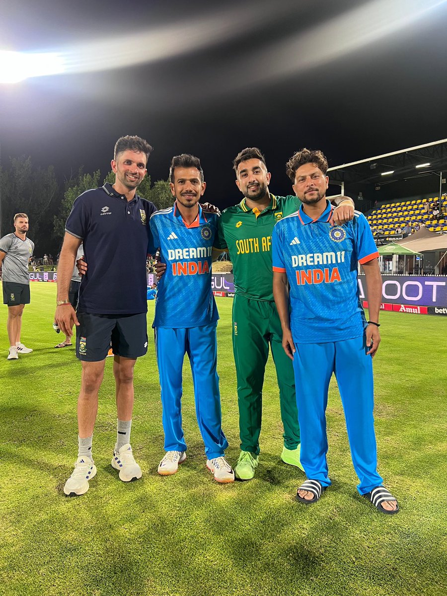 yuzi_chahal's tweet photo. Fierce competitors while playing ⚡
Serious posers after the game 😉📸 https://t.co/JKn0O5ncbY